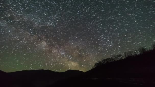 アルバニアのオサム川の山々のシルエットの上に星のトレイルで移動する天の川 — ストック動画