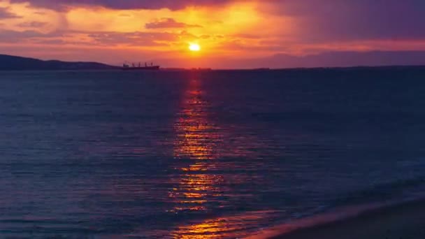 Zeitraffer Des Sonnenuntergangs Einem Bewölkten Regnerischen Abendhimmel Mittelmeer Mit Bergen — Stockvideo