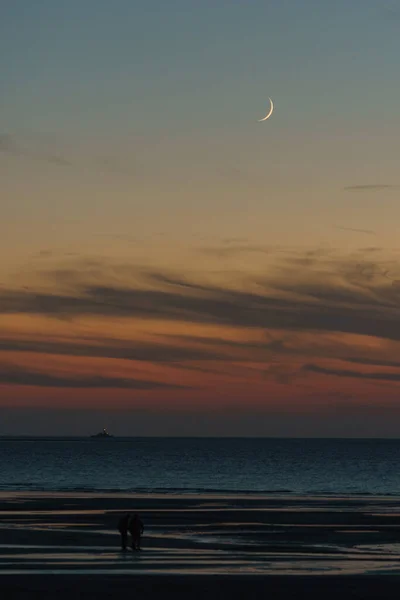 Crescent Moon Twilight Sky Sea Distant Ship Silhouette People Walking — Foto de Stock