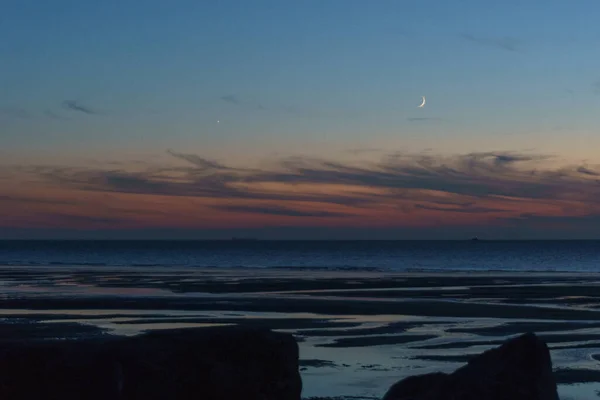 Crescent Moon Planet Venus Twilight Sky Beach Sea Colorful Sunlight — Foto de Stock