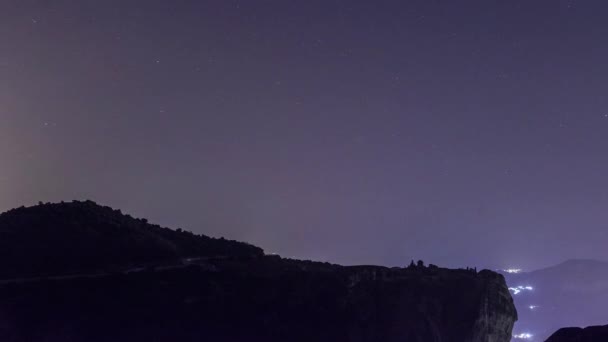 Час Прольоту Зірок Нічному Небі Над Силуетом Каменю Монастиря Святої — стокове відео