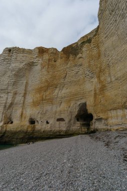 Bulutlu bir yaz gününde kaya oluşumu. Plaj Plage d 'Antifer' den sonraki plaj olan Etretat, Normandiya, Fransa 'ya tünel bağlantısı.