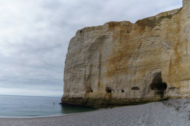 Bulutlu bir yaz gününde kaya oluşumu. Plaj Plage d 'Antifer' den sonraki plaj olan Etretat, Normandiya, Fransa 'ya tünel bağlantısı.