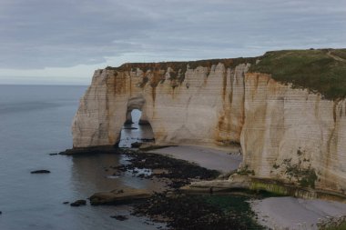 Manneporte uçurumunun kemeri Alabaster sahilinde Porte d 'Aval ile bulutlu bir yaz günü, Etretat, Normandiya, Fransa