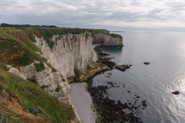 Manneporte 'den Alabaster sahili boyunca Pointe de la Courtine' e kadar sahil, Etretat, Normandiya, Fransa
