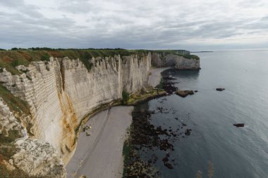 Manneporte 'den Alabaster sahili boyunca Pointe de la Courtine' e kadar sahil, Etretat, Normandiya, Fransa