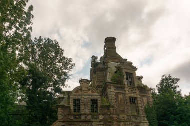 Fransa 'da ağaçlarla çevrili terk edilmiş eski bir şato.