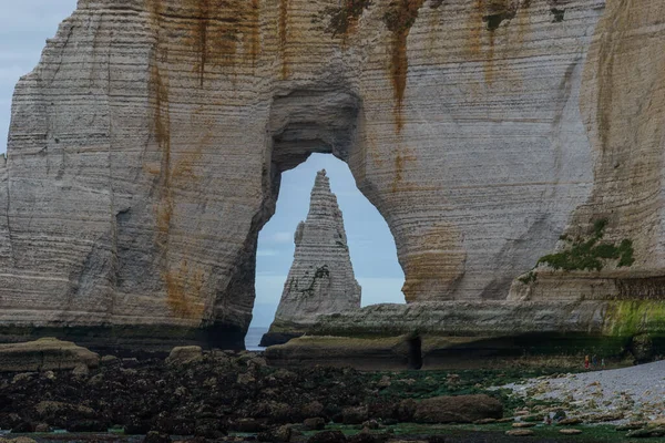 Nålen Sett Genom Bågen Manneporte Klippan Vid Alabaster Kusten Molnig — Stockfoto