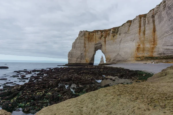 Agulha Vista Através Arco Penhasco Manneporte Costa Alabaster Dia Nublado — Fotografia de Stock