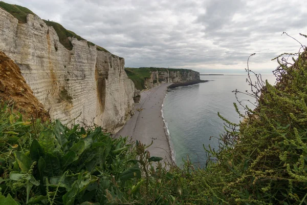 法国诺曼底Etretat Pointe Courtine 在多云的夏日 从加泰罗尼亚海岸的海滩上看提列尔海滩 — 图库照片