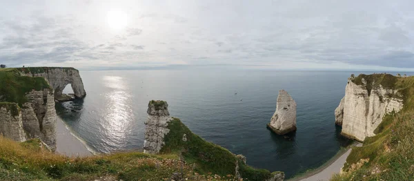 法国诺曼底埃特雷塔特 多云的夏日 以曼内波特 阿瓦尔港和艾格维尔等著名岩层构成的赤道海岸全景 — 图库照片
