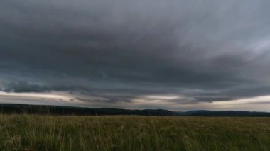 Akşamları Brecon Beacons Ulusal Parkı, Galler, Birleşik Krallık dağları üzerinde hareket eden bulutların hızlanması