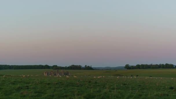 Tag Nacht Übergang Über Englische Landschaft Mit Stonehenge Und Umherziehenden — Stockvideo