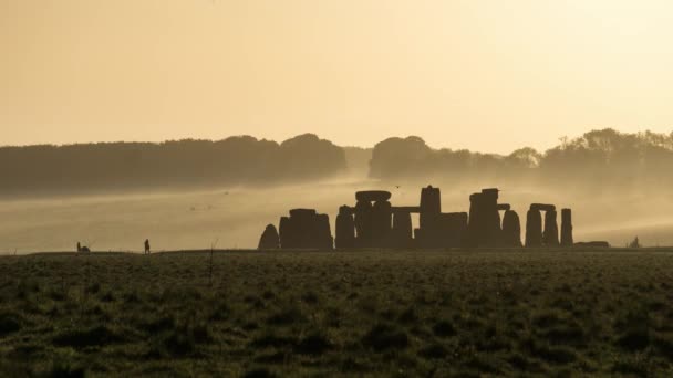 Stonehenge Ngiltere Ngiltere Güneşli Sisli Bir Sabahta Kasvetli Bir Atmosferde — Stok video