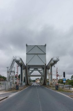 Fransa 'nın Normandiya eyaletinin Benouville kasabasındaki Orne Nehri' nin üzerindeki Yeni Pegasus köprüsü