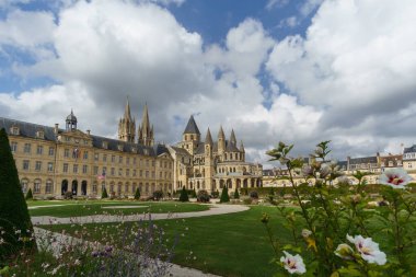 Abbaye-aux-Hommes ve Saint-Etienne Kilisesi Caen, Normandiya, Fransa 'nın merkezinde güneşli bir yaz gününde