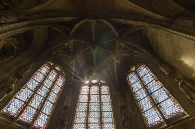 Eglise Saint-Pierre de Caen Kilisesi 'nin içinde güzel bir gotik tavan ve renkli pencerelerle güneş ışığı, Caen, Normandiya, Fransa