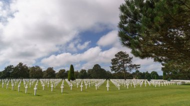 Omaha Beach Cimetiere Americain, Colleville-sur-Mer, Normandiya, Fransa 'daki Amerikan Savaş Mezarlığı' nda şehit olmuş Amerikan askerlerinin beyaz haçları.