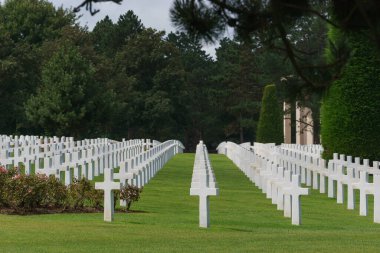 Omaha Beach Cimetiere Americain, Colleville-sur-Mer, Normandiya, Fransa 'daki Amerikan Savaş Mezarlığı' nda şehit olmuş Amerikan askerlerinin beyaz haçları.