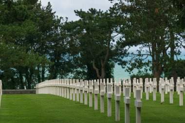 Omaha Beach Cimetiere Americain, Colleville-sur-Mer, Normandiya, Fransa 'daki Amerikan Savaş Mezarlığı' nda şehit olmuş Amerikan askerlerinin beyaz haçları.