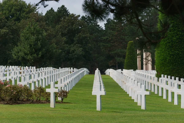 Omaha Beach Cimetiere Americain, Colleville-sur-Mer, Normandiya, Fransa 'daki Amerikan Savaş Mezarlığı' nda şehit olmuş Amerikan askerlerinin beyaz haçları.