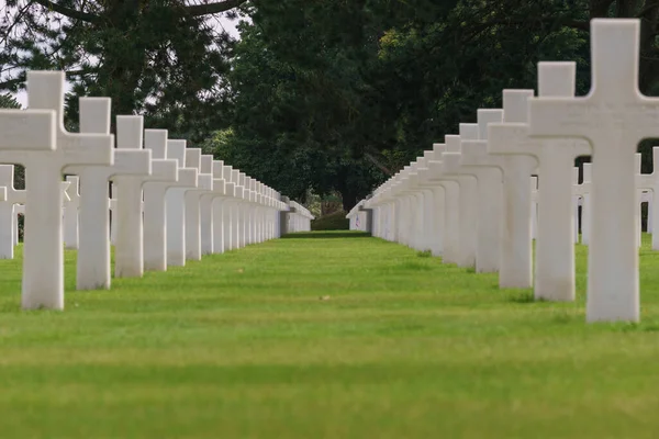Rzędy Białych Krzyży Poległych Amerykańskich Żołnierzy Amerykańskim Cmentarzu Wojennym Omaha — Zdjęcie stockowe