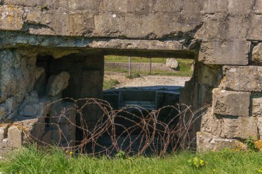 Alman 2. Dünya Savaşı 'nın ayrıntıları, Fransa' nın Normandiya bölgesindeki Cricqueville-en-Bessin bölgesindeki Pointe du Hoc 'ta dikenli telle döşenmiş beton sığınak.