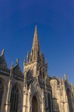 Carentan, Normandiya, Fransa 'nın merkezinde mavi yaz gökyüzü olan Notre-Dame Kilisesi manzarası