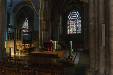 Fransa 'nın Normandiya, Carentan kentindeki sunak ve renkli pencereli Notre-Dame Kilisesi' nin içi.