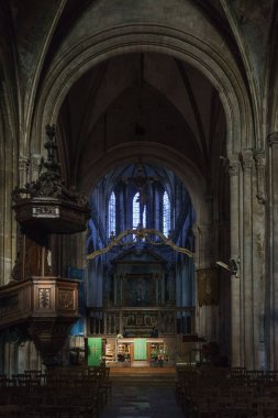 Fransa 'nın Normandiya, Carentan kentindeki sunak ve renkli pencereli Notre-Dame Kilisesi' nin içi.