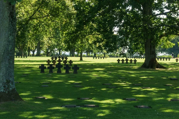 Черные Кресты Могил Деревьями Немецком Военном Кладбище Мемориале Камбе Нормандия — стоковое фото