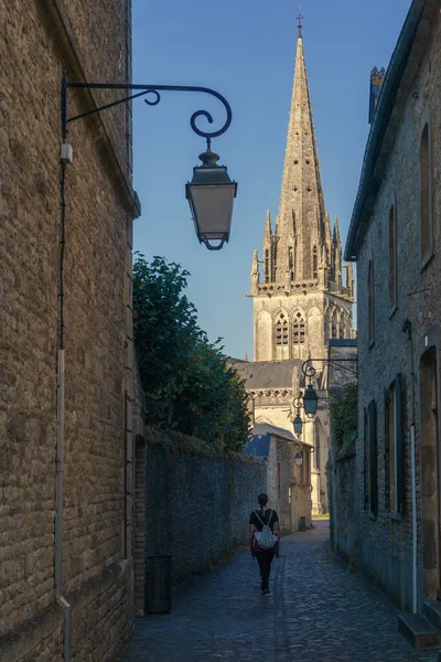 Utsikt Från Liten Gata Med Kvinna Till Notre Dame Kyrkan — Stockfoto