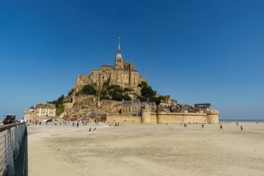 Ünlü tarihi Le Mont Saint-Michel gelgit adası önplanda kumlu plaj manzarası, Normandiya, Fransa