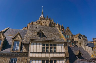 Fransa 'nın Normandiya kentindeki ünlü Mont Saint Michel adasının manastırı manzaralı eski kasabanın yarı ahşap binaları.