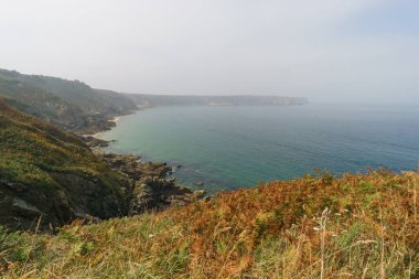 Sisli bir yaz günü, Brittany, Fransa 'da, Capital Frehel' e giden Atlantik kıyılarına bakın.