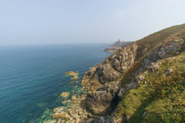Kayalık kıyı şeridi boyunca Cap Frehel tepelerinden Fort la Latte, Brittany, Fransa 'ya güzel bir manzara.