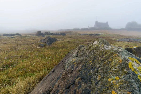 Дом Вдали Скалами Камнями Тумане Туманным Осенним Утром Медом Районе — стоковое фото