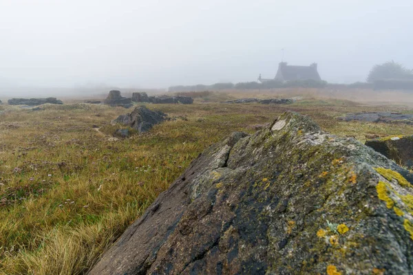 Hus Fjärran Med Klippor Och Stenar Dimman Dimmig Mystisk Höstmorgon — Stockfoto