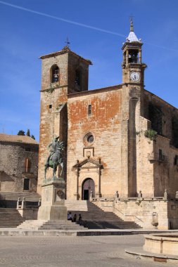Equestrian statue in a square in Extremadura