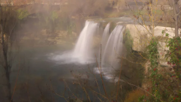 Die Sonne Verdrängt Langsam Den Nebel Der Diesen Wasserfall Erhellt — Stockfoto