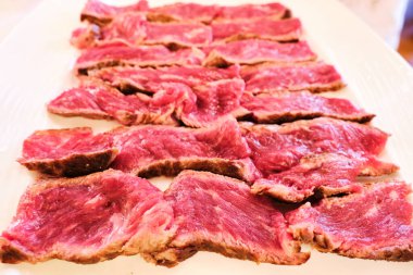 Taşta pişirmek için biftek.