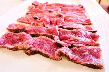 Taşta pişirmek için biftek.