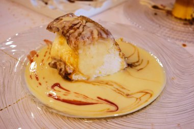 Karamelli, kremalı ve çikolatalı tart.