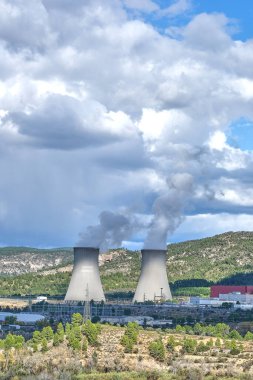 Nükleer Santrali'nde soğutma kuleleri
