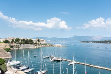 Körfezin içindeki limanda rıhtımlar