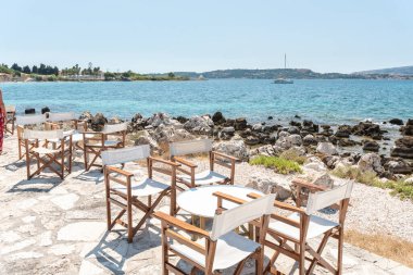 Liman çıkışının yanındaki restoran terasında.