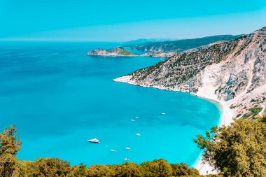 Ormanın altındaki bir koyda gizli bir sahil.