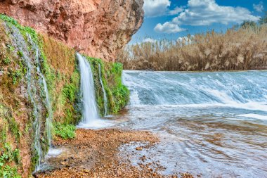 Nehirdeki küçük şelaleler