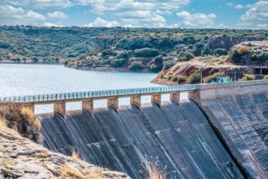 Baraj barajında mavi parmaklıklarla