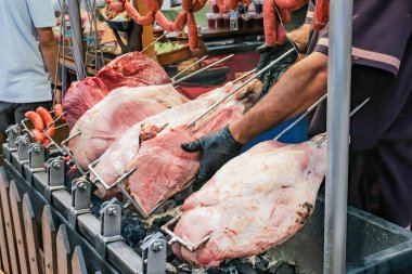 Markette ızgara et hazırlıyorum.